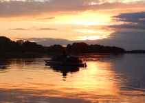 Paddeln im Sonnenuntergang