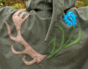 Detail Appliokation mit hirscheweih und Blume